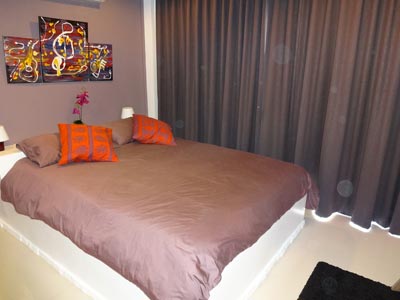 chambres-rouge-avec-grand-lit-salle-de-douche-italienne-sur-terrasse--villa-chaweng koh samui